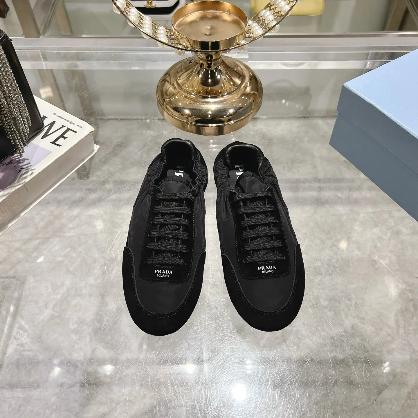 👟👟Ex-factory price 520👟👟Men's size +10 Couple style🎆Prada's new moral training shoes. The upper is suede with texture, and the inner sheepskin is wrapped. It is soft and waxy🎆The insole is thickened with lambskin. It is extremely comfortable to step on, has a sense of support, and feels well wrapped. The shoe shape is full of wrapping, light and easy to wear. A practical casual shoe that makes your legs appear taller! White is clean and refreshing, needed all year round, and can be easily worn with skirts and pants. Upper: imported suede/original molded fabric. Lining: sheepskin. Outsole: rubber outsole! Code number: 35-41 Color: burgundy blue brown green dark green yellow black red gray 9 colors available